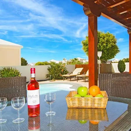 Playa Blanca Sleeps 8 Pool Air Con Wifi Villa Playa Blanca (Lanzarote)